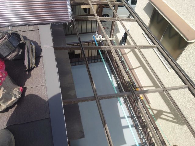 高砂市の波板交換における既存波板の解体